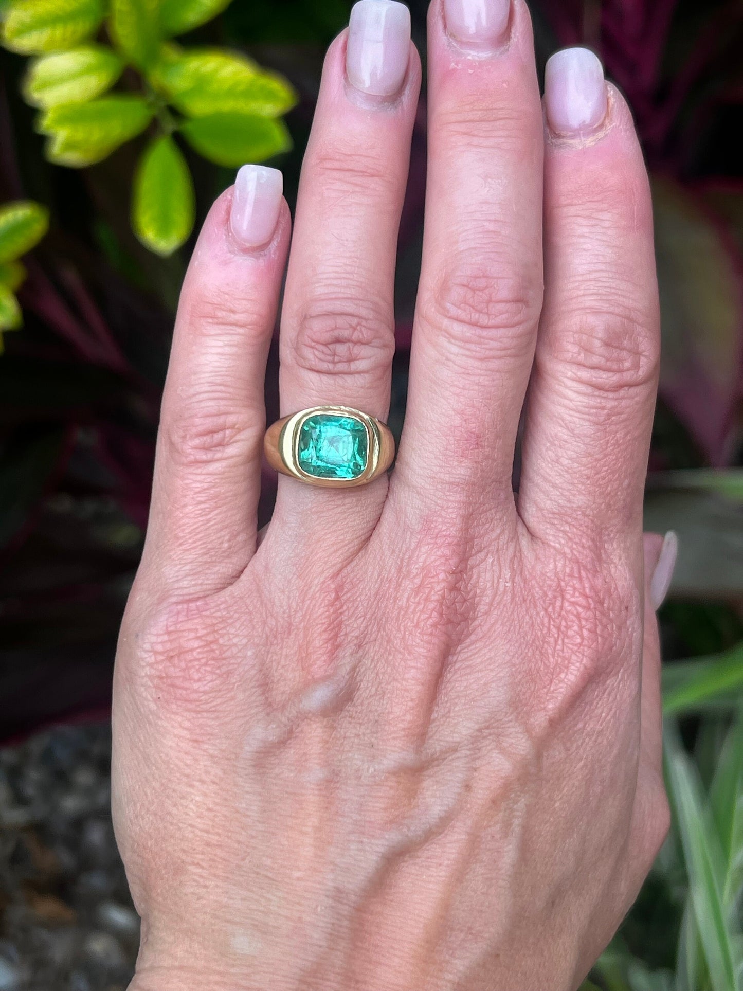 Beautiful Lagoon colored Tourmaline 18k ring