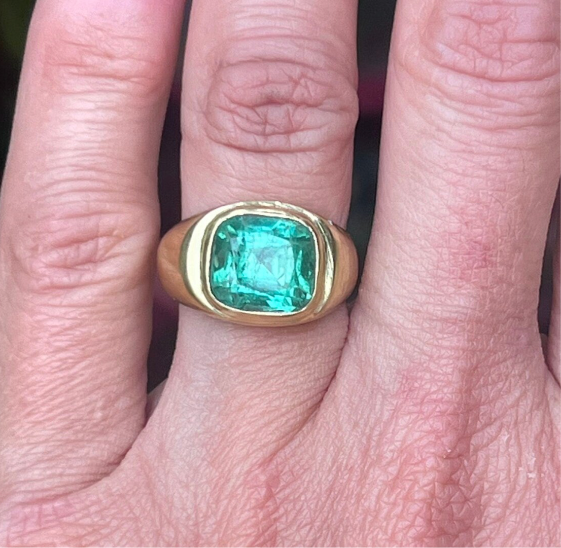 Beautiful Lagoon colored Tourmaline 18k ring