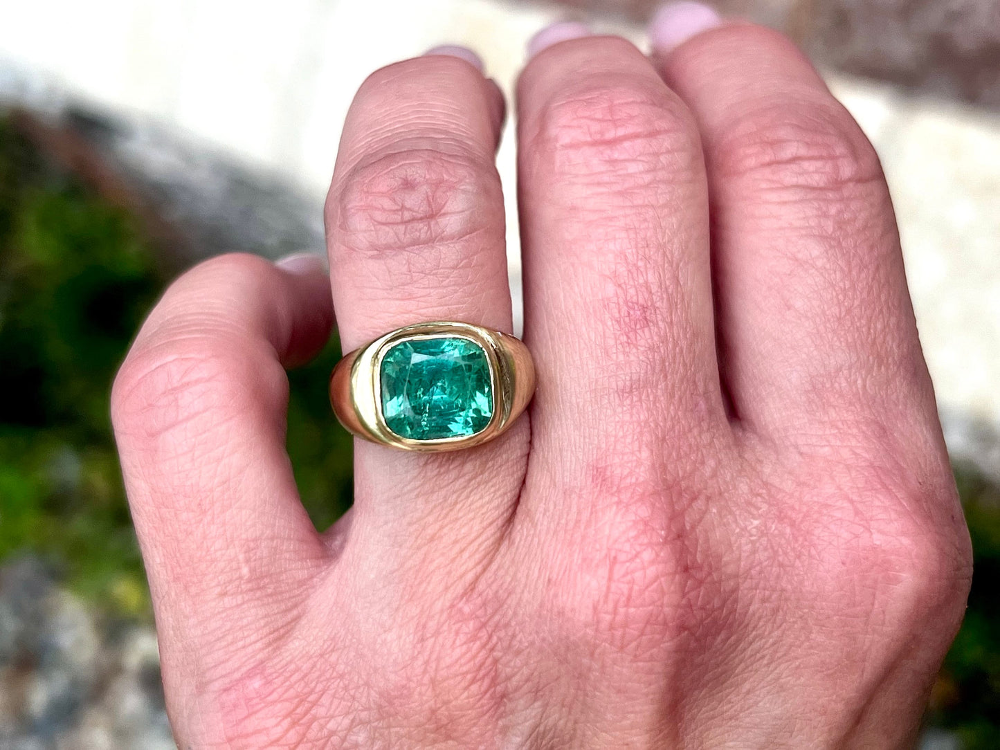 Beautiful Lagoon colored Tourmaline 18k ring